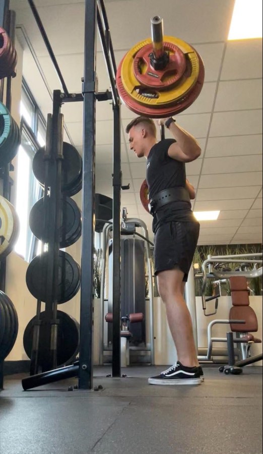 Niek Timmer traint met een barbell in de squatrack