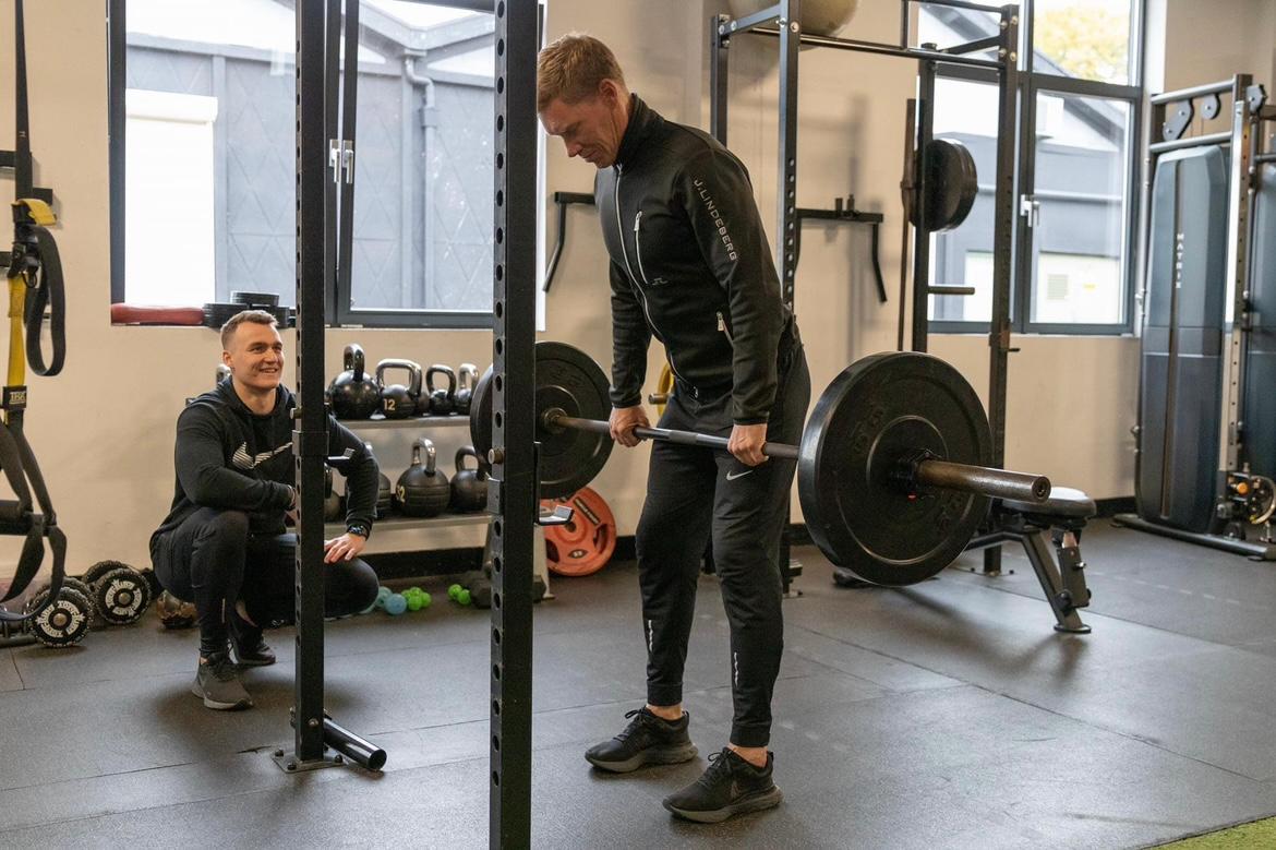 Twee mensen trainen samen onder begeleiding van Niek